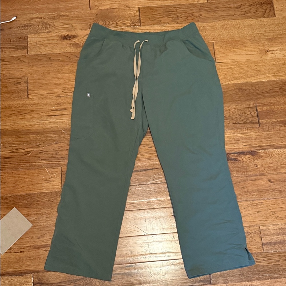 Figs cargo pants in color moss